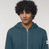 Felpa verde petrolio con cappuccio e zip da uomo di Peak Top View, un capo d'abbigliamento che unisce stile e sostenibilità. Realizzata con materiali riciclati, questa felpa riflette l'impegno del brand verso un futuro eco-friendly.