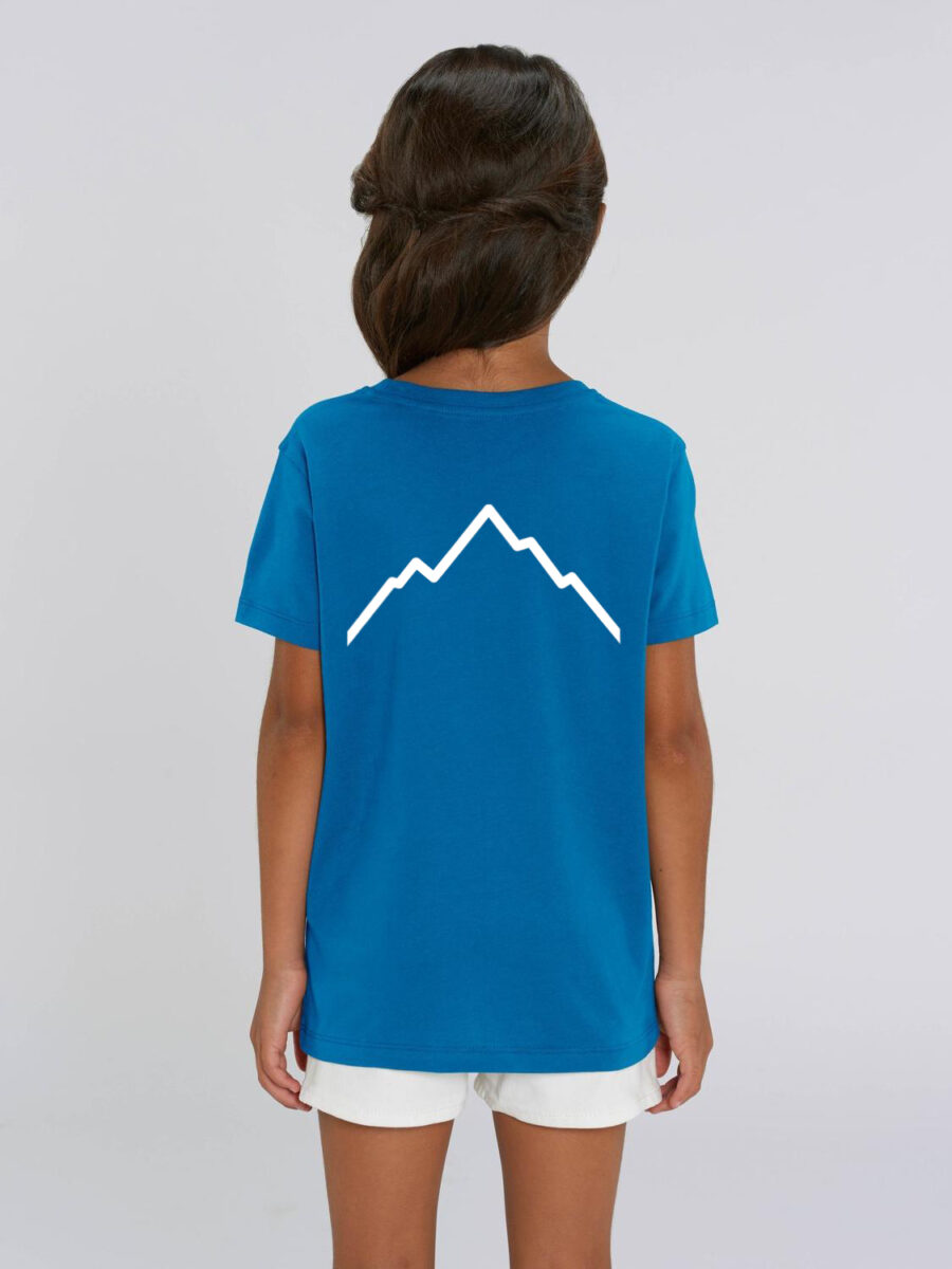 Scopri la t-shirt blu per bambine di Peak Top View, caratterizzata da un elegante design montagna sul retro. Realizzata con materiali riciclati, questa maglietta riflette l'impegno del brand verso la sostenibilità e l'eco-compatibilità. Ideale per i più piccoli, offre comfort e freschezza in ogni occasione. Il design moderno e la qualità dei materiali la rendono perfetta per chi desidera unire moda e rispetto per l'ambiente. Una scelta consapevole per chi ama la moda sostenibile e il comfort quotidiano per i bambini.