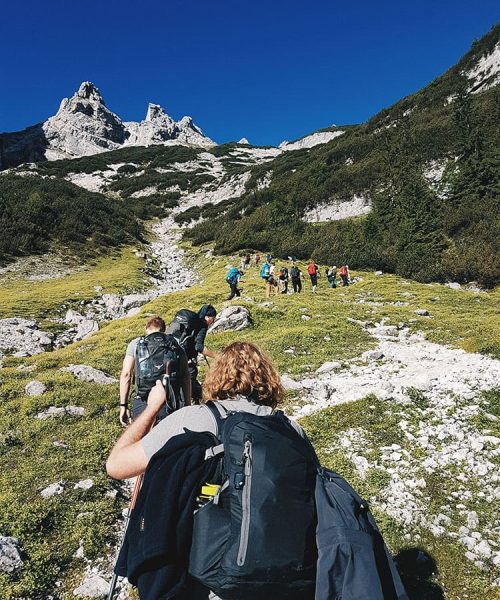 Hiking con gli amici in montagna - Peak Top View